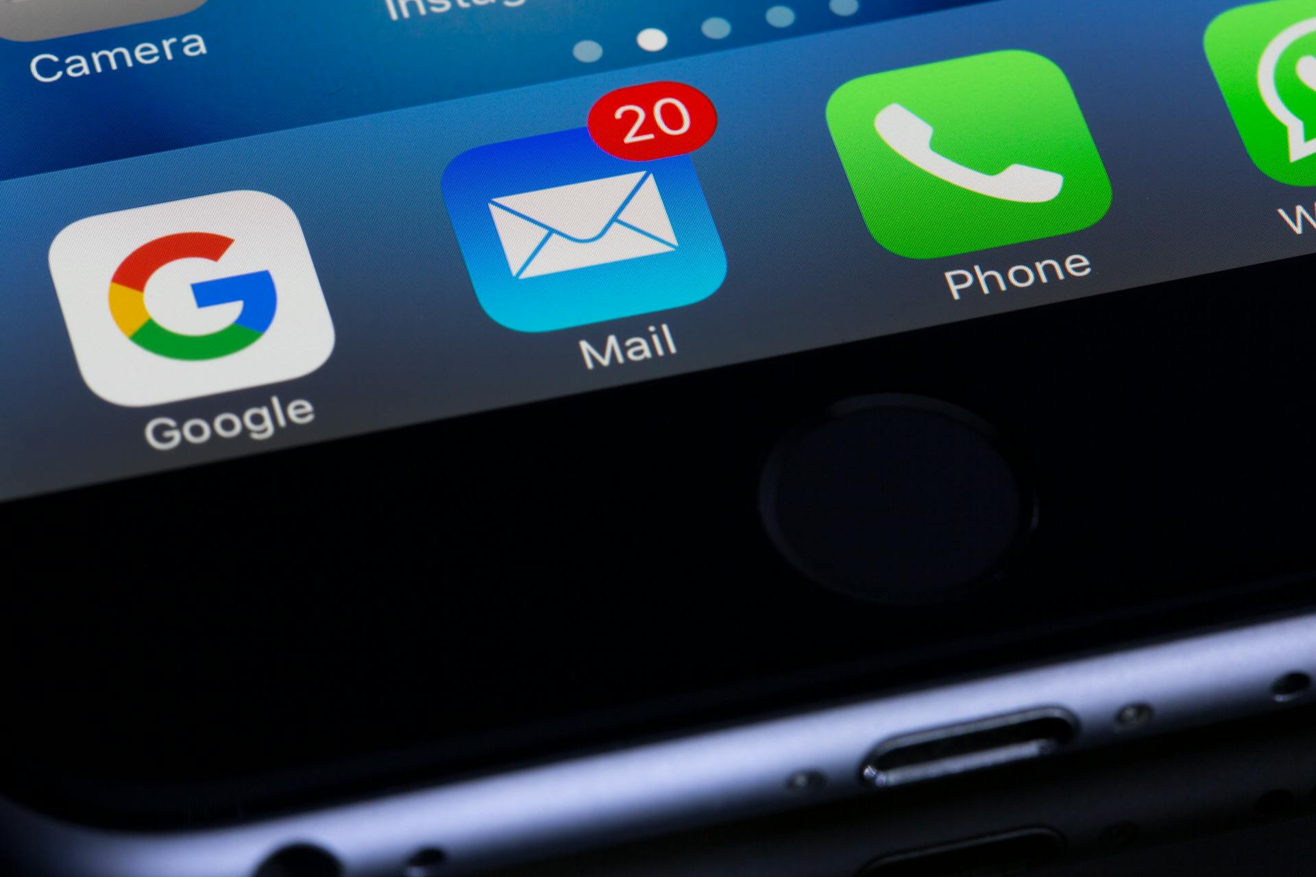 Immagine ravvicinata dello schermo di uno smarthphone, con le icone "mail" e "telefono" in vista